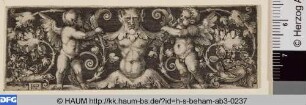 Querfüllung mit der männlichen Halbfigur zwischen den beiden Genien