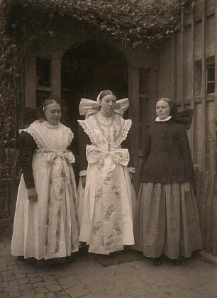 Trachten. Lausitzer Bergland: Trachten in der nördlichen Oberlausitz, Gegend zwischen Kamenz-Bautzen-Wittichenau. Frau in Festtracht (links), Mädchen in Festtracht (Mitte), Frau in Alltags- und Sonntagstracht (rechts). Ort: Crostwitz