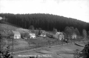 Werkel-Oberschmiedeberg mit Schulgebäude : Teil von Oberschmiedeberg, Standort des ehem. Kohlreutherschen Hammerwerks; li. alte re. neue Schule