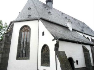 Langhaus von Nordosten - Chor mit Sakristei und Strebepfeilern sowie Maßwerkfenstern im Detail