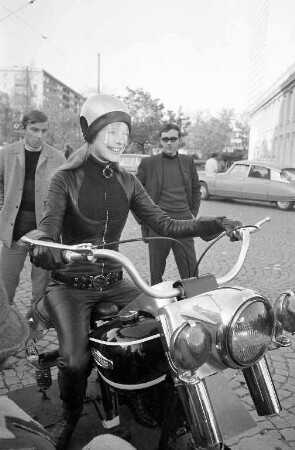Drehaufnahmen für den britisch-französischen Film "La Motocyclette" in Karlsruhe.