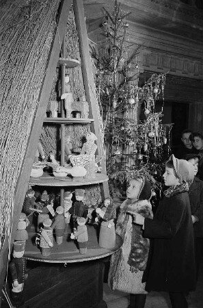 Kinder vor einer Weihnachtspyramide in der Ausstellung weihnachtlicher Volkskunstarbeiten des Stadtgeschichtlichen Museums