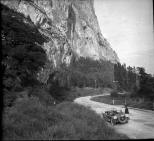Dolomitenstraße, links hohe Felswand