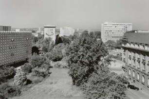 Kaufhaus (Centrum Warenhaus) : Blick aus dem obersten Geschoß des Geschäftshauses (Neue Dresdner Jugendbibliothek), Waisenhausstraße 8, links Kaufhaus Karstadt (ehem. Centrum Warenhaus), rechts Dresdener Bank