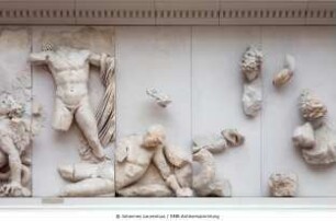 Pergamonaltar, Ostfries - Ausschnitt: Apollon-Gruppe