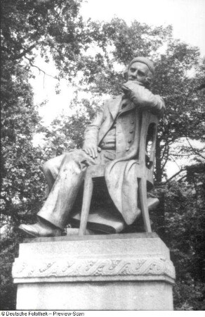 Denkmal für Robert Schumann. Bronze (1901; J. Hartmann). Zwickau, Hauptmarkt
