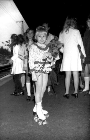 Freiburg: Hauptbahnhof; Rollschuhjugend in Erwartung des Weltmeisters; Michael Obrecht (Weltmeister 1971), Markus Gallmann (3. in Barcelona), Myrtil Haefs und Reinhard Strate (Tanzpaar, Bronzemedaille)