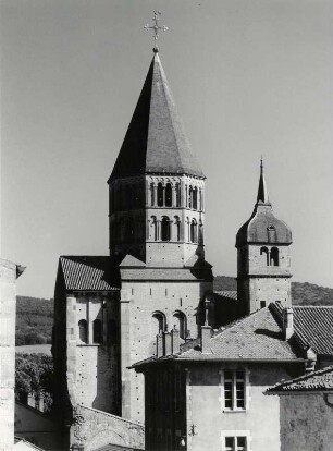 Blick vom Käseturm in Cluny auf den Glockenturm der Abtei