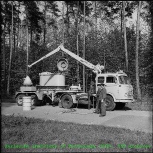 Kranfahrzeug mit Transportbehälter für feste radioaktive Abfälle und hydraulischem Ladekran