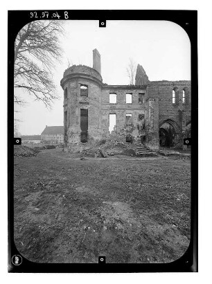 Dargun. Schloßruine (Zerstörung 1945). Teilansicht mit Eckturm