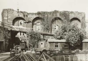 Stallhof, Abschlußmauer gegen die Schösser- und Kanzleigasse