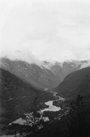 Gletschertal : Blick in ein von einem Gletscher geformtes Tal. In der Talsohle fließt ein Gletscherbach.