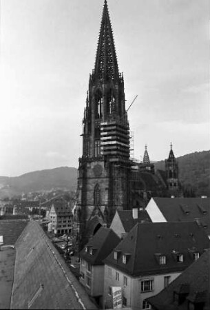 Freiburg: Münsterturm vom Dach des Warenhauses Werner-Blust
