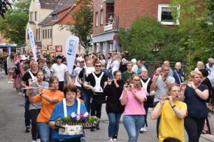 Bad Oldesloe: Kindervogelschießen: Hagenstraße Ecke Weg am Stadtarm, Blickrichtung Westen: Festumzug Theodor-Storm-Schule und Musikzug "Oldesloer Stadtgarde e. V.": Zuschauer am Straßenrand: 13. Juli 2023