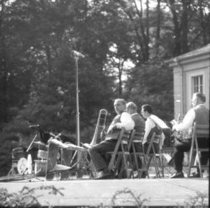 Revue mit Moderator Ulli Busch im Rahmen der Veranstaltungsreihe "Dresdner Sommer". Großer Garten, Freilichtbühne "Junge Garde", 14. Juni 1970