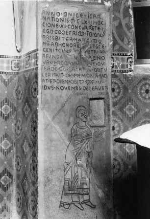 Stifter Priester Godefried und Bauinschrift : Stifter Priester Godefried und Bauinschrift. Wandmalerei. Bubenheim Donnersbergkreis, Pfarrkirche Sankt Peter, Chorbogenpfeiler, links