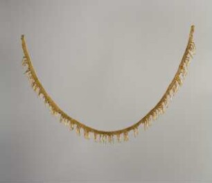 Halskette mit lanzettförmigen Anhängern ("Bucheckern"-Halsband)
