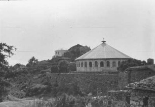 Kirche des Klosters Debre Bizen : Hütten des Koptenklosters Debre Bizen in einer felsigen Landschaft