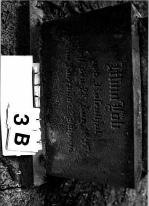 Grabstein 3 (Index: 100110235) Material: Sandstein Zustand: vor allem Sockel verwittert Maße HxBxT: 163x68x42 cm Beschreibung: Stele, getreppter Sockel, giebelartiger Abschluß mit Verdachung und Mittelakroter Symbolik: gestelztes Rundbogenfries, fünfzackiger Stern: Grabstein 3B
