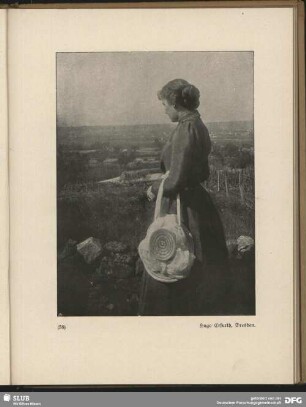 [Frau blickt über die Landschaft]