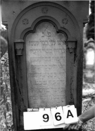 Grabstein 96 (Index: 100096120) Maße HxBxT: 205x52x26 cm Symbolik: Blumenkranz: Grabstein 96A