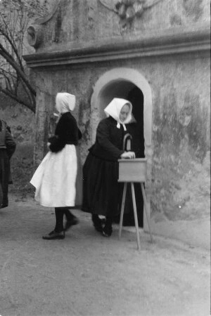 Frauen in Schleifer Kirchgangstracht in Schleife. : Žony w Slepjanskej kemšacej drasće w Slepom.