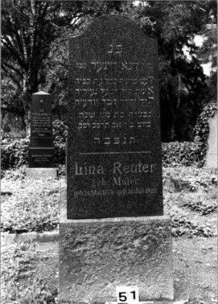 Grabstein 51 (Index: 100106182) Material: Granit Zustand: gut Maße HxBxT: 144x48x19 cm Beschreibung: Stele, Sockel, eingezogener Karniesbogenabschluß: Grabstein 51