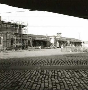 Dresden-Neustadt, Eisenbahnstraße. Güterbahnhof. Dienstgebäude (eingerüstet) und Empfangsgebäude des ehemaligen Leipziger Bahnhofs