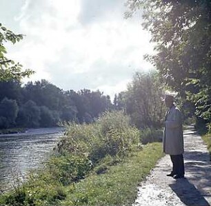 Hansjakob, Gottfried; München - Oberföhring; Isarinsel - Isarinsel, Uferweg mit Spaziergänger, Blick über die Isar