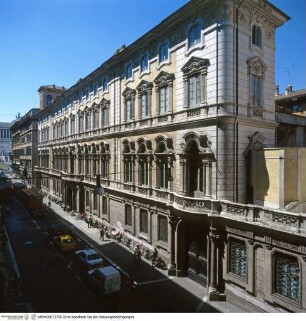 Palazzo Doria Pamphilj, Ostfassade