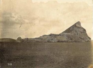 Gibraltar. Küste mit Upper Rock, Leuchtturm und Verteidigungsanlage. Blick von einem Kreuzfahrtschiff der Hapag