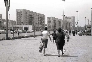 Berlin: Ost; Hochbauten an der Karl Marx Allee, am U-Bahnhof Schillingstraße