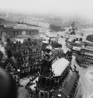 Katholische Hofkirche gegen Ruine des Residenzschlosses, Postplatz und Zwinger