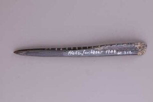 Gezähnte Knochenspitze mit flachen Kerben (Widerhakenspitze)