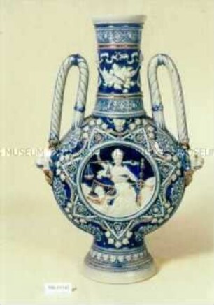 Vase mit zwei Henkel, Reliefdekor und Blaumalerei