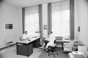 Freiburg: Altes Diakoniekrankenhaus Frauenklinik, Marienstraße; Chefzimmer Prof. Dr. Wagner und Sekretärin