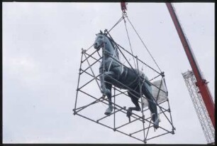 Abbau der Quadriga vom Brandenburger Tor, Pferd an Kran hängend