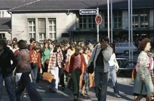 Freiburg: Pendler vor dem Hauptbahnhof