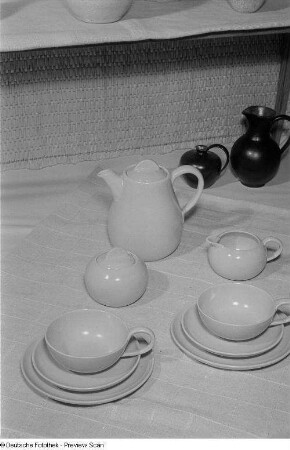 Kaffeeservice und andere Keramikartikel auf der Leipziger Herbstmesse 1954