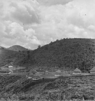 Reihendorf : Hütten eines Reihendorfes an den Hängen der Berge
