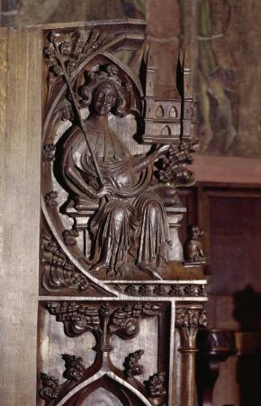 Chorgestühl des Frankfurter Doms — Nordseite — Westwange — Außenseite — Karl der Große als Kirchenpatron mit Modell des Doms