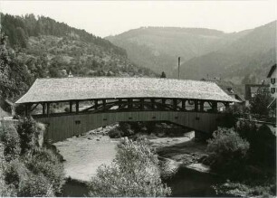 Überdachte Holzbrücke in Forbach