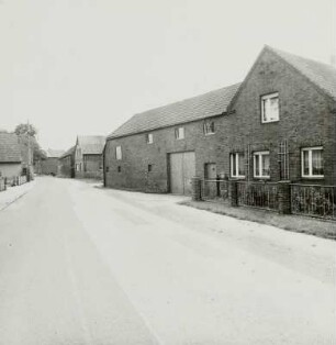 Proschim. Bauernhof, Hauptstraße 2 : Welzow-Proschim, Hauptstraße 2. Gehöft (1. Hälfte 19. Jahrhundert). Stallscheune und Wohnhaus