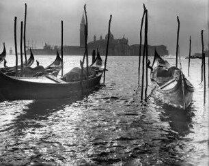 Venedig. Gondeln im Gegenlicht gegen Isola San Giorgio Maggiore