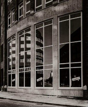 Hamburg, Deutschlandhaus und Finanzbehörde am Gänsemarkt reflektieren sich in der Eckbebauung