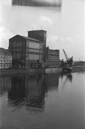 Getreidesilo im Karlsruher Rheinhafens.