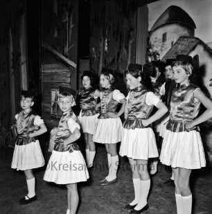 Weihnachtsmärchen: Thalia-Lichtspiele: Hagenstraße: "Rumpelstilzchen": Aufführung von Städtischem Musikkreis: Bühne: Tanzgruppe des Jugendchors, 3. Dezember 1961