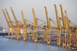 Barcelona - Krananlagen : Verladekräne stehen im Containerhafen. Aufgenommen in Barcelona am 16. Oktober 2009