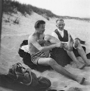 Männer am Strand sitzend
