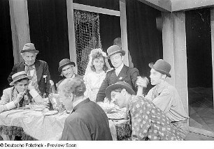 Szenenbilder aus "Die Dreigroschenoper" von Bertolt Brecht und Kurt Weill mit Hubert von Meyerinck in der Hauptrolle. Hebbel-Theater Berlin, Premiere 15. August 1945